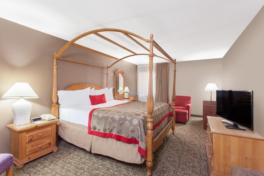 Ramada by Wyndham Fresno North — Guest room