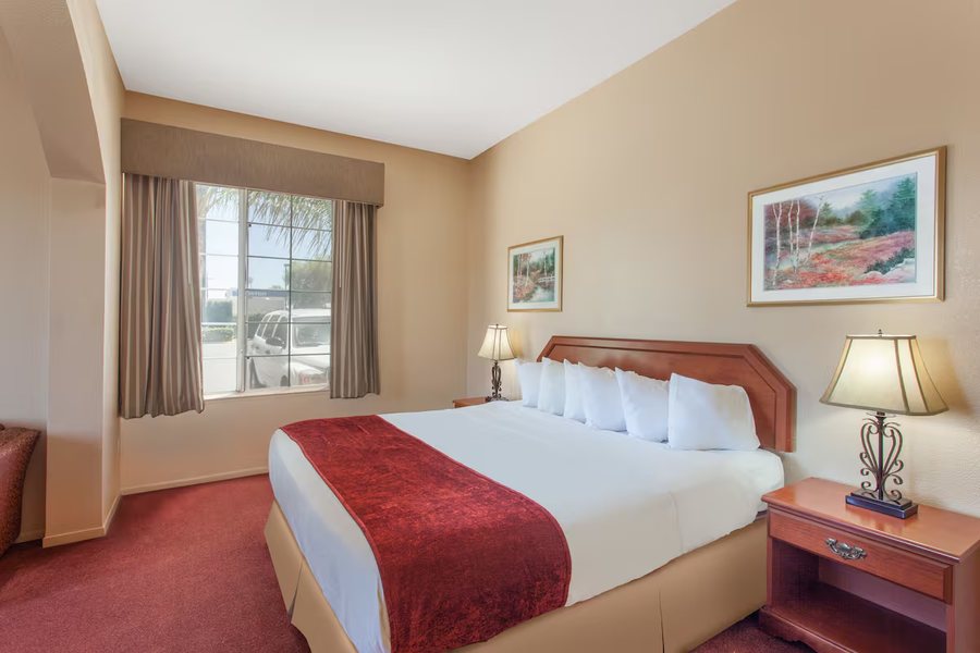 Ramada by Wyndham Fresno Northwest — Guest room