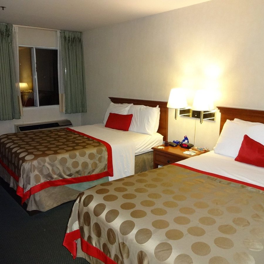 Ramada By Wyndham Hawthorne lax la Stadium — Guest room