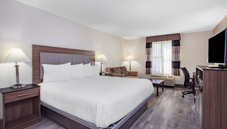 Ramada by Wyndham Hendersonville — Guest room
