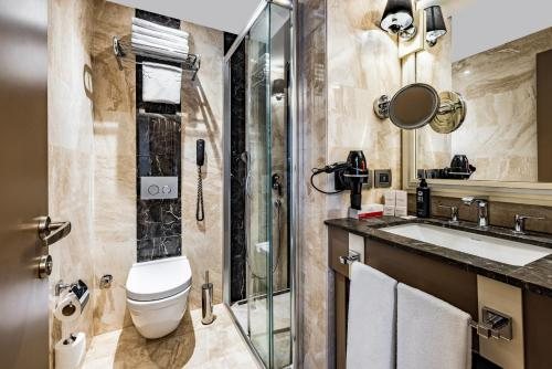 Ramada By Wyndham Istanbul Golden Horn Istanbul — Bathroom