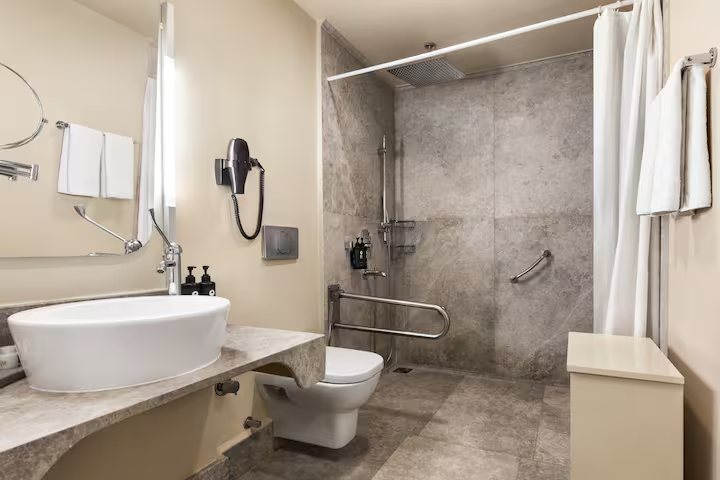 Ramada By Wyndham Istanbul Pera Istanbul — Bathroom