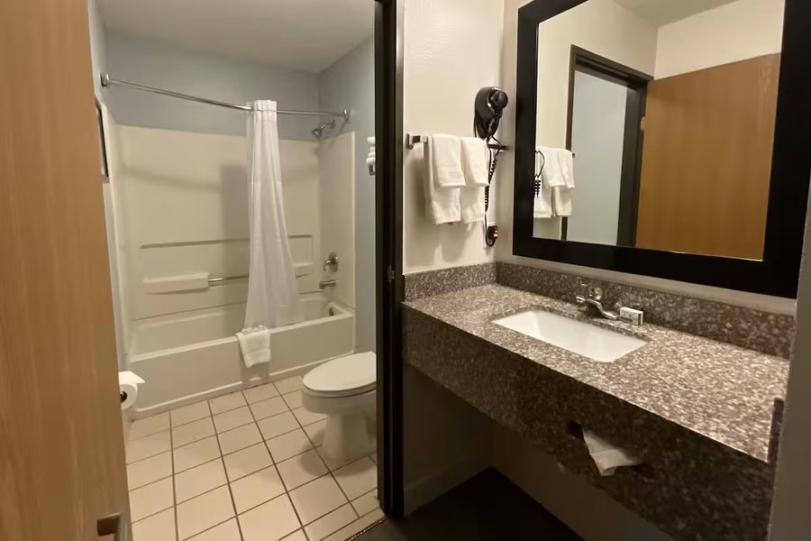 Ramada by Wyndham Kent Seattle Area — Bathroom