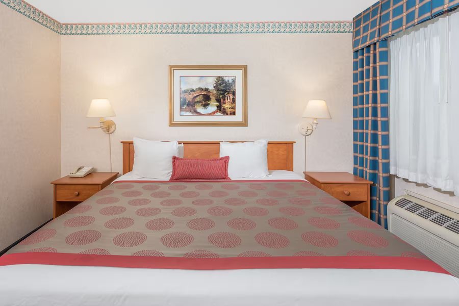 Ramada by Wyndham Kent Seattle Area — Guest room