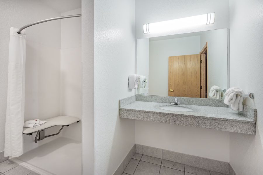 Ramada by Wyndham Keystone Near Mt Rushmore — Bathroom