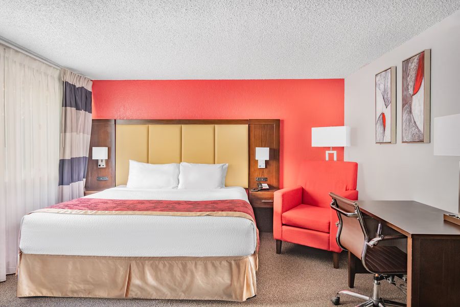Ramada by Wyndham Keystone Near Mt Rushmore — Guest room