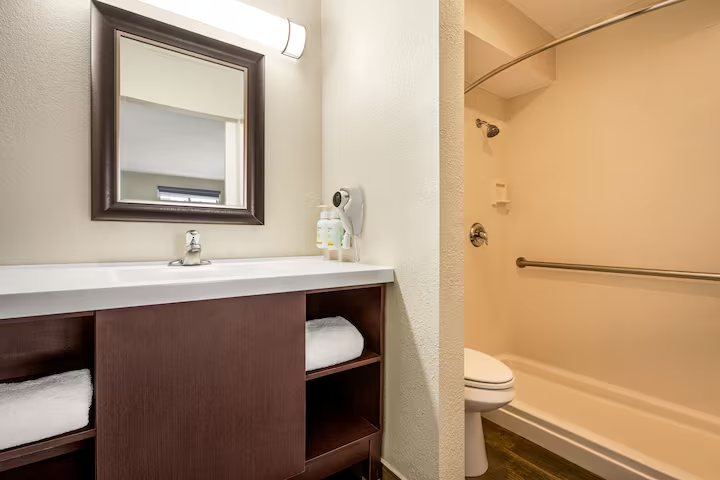 Ramada by Wyndham Kingman — Bathroom