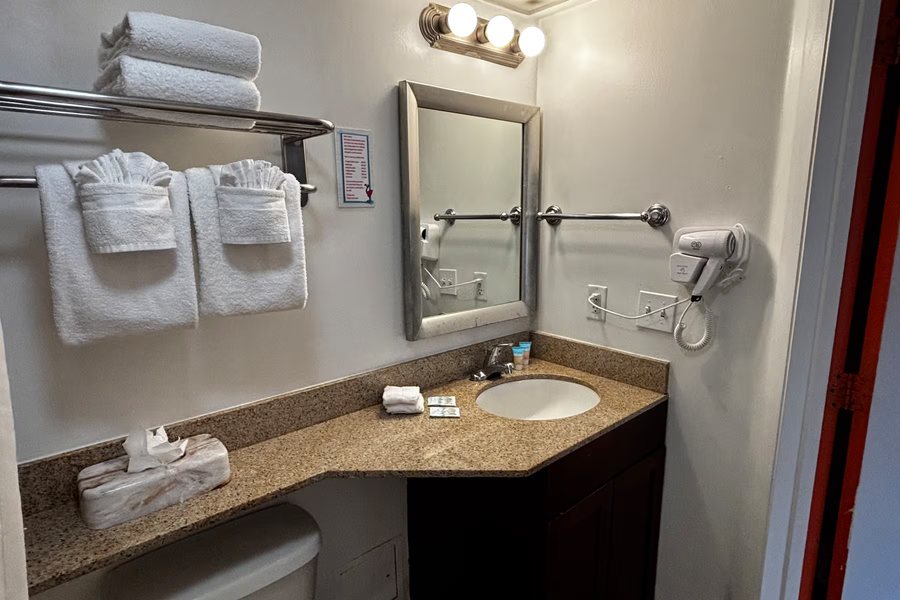 Ramada by Wyndham Kissimmee Downtown Hotel — Bathroom