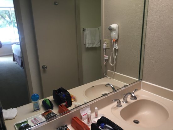 Ramada by Wyndham Kissimmee Gateway — Bathroom