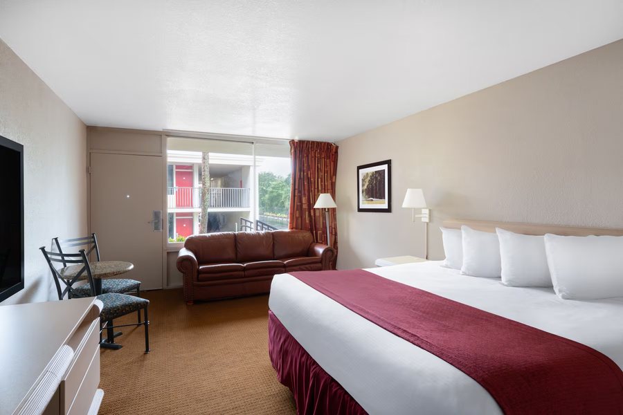 Ramada by Wyndham Kissimmee Gateway — Guest room