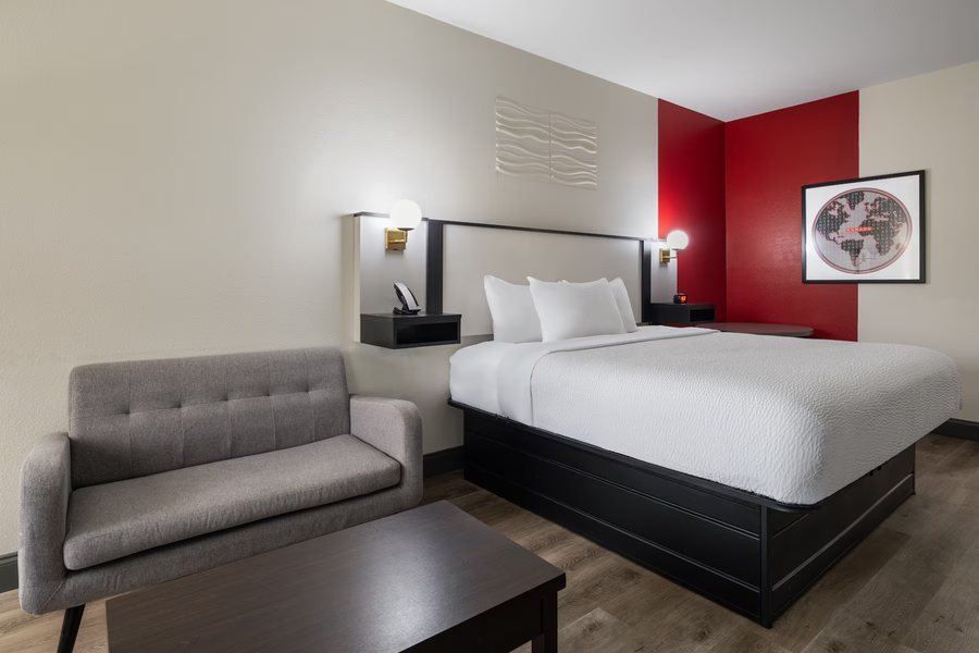 Ramada By Wyndham Locust Grove — Guest room