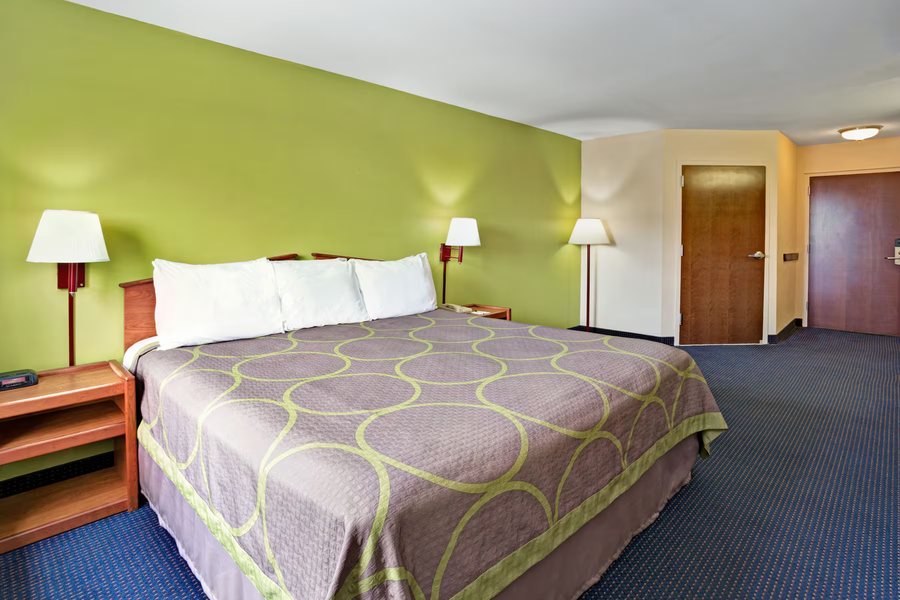 Ramada by Wyndham Louisville Expo Center — Guest room