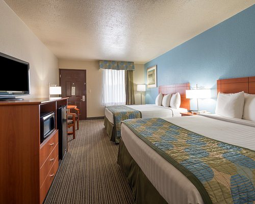 Ramada by Wyndham Louisville North — Guest room