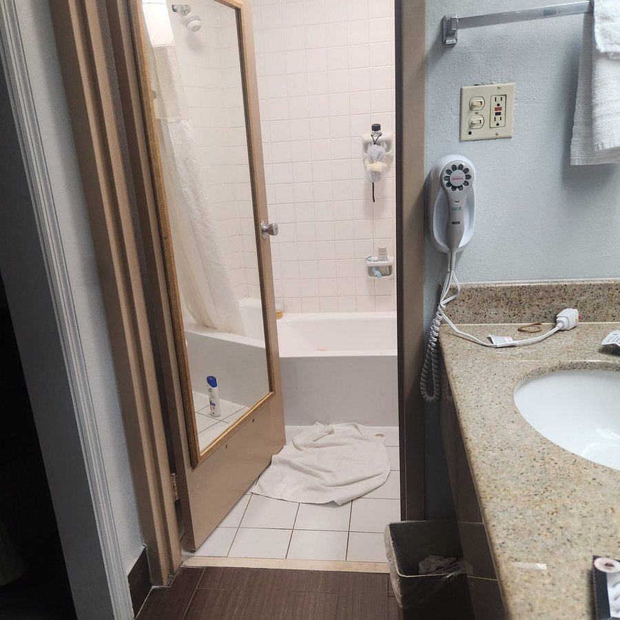 Ramada by Wyndham Macon — Bathroom