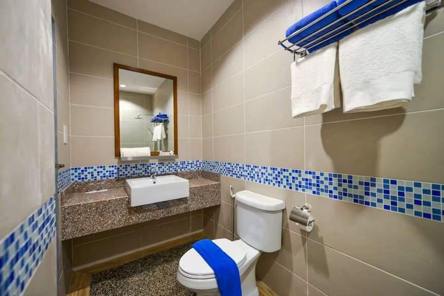 Ramada by Wyndham Marina — Bathroom