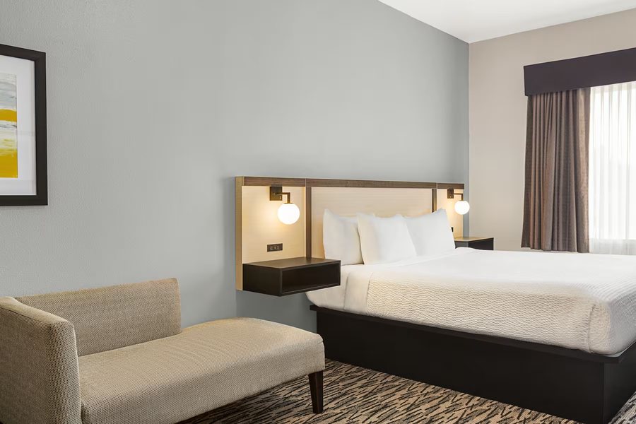 Ramada by Wyndham Marina — Guest room