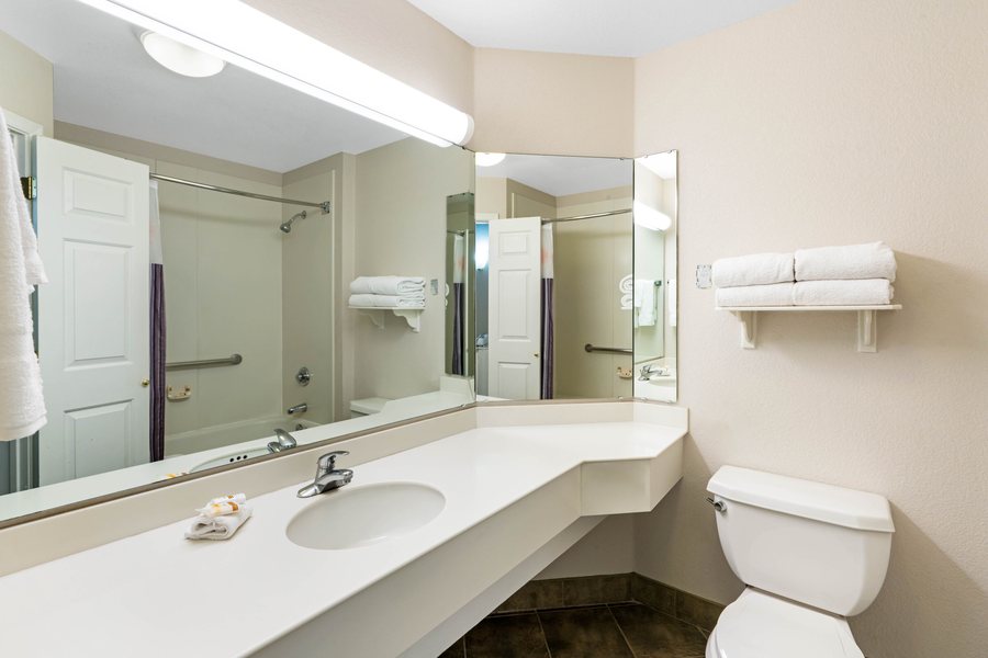 Ramada by Wyndham Mesa Mezona Hotel — Bathroom