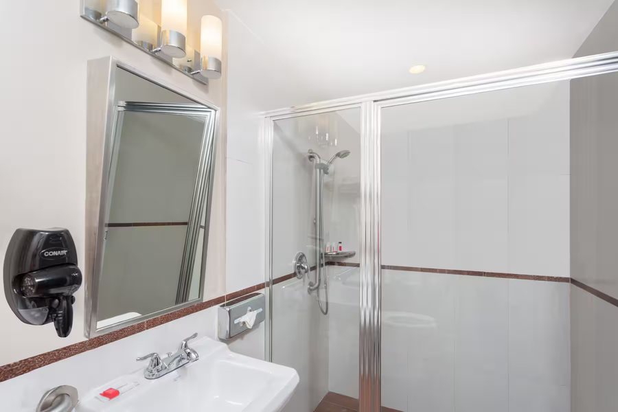 Ramada By Wyndham Miami Springs miami International Airport Miami Florida — Bathroom