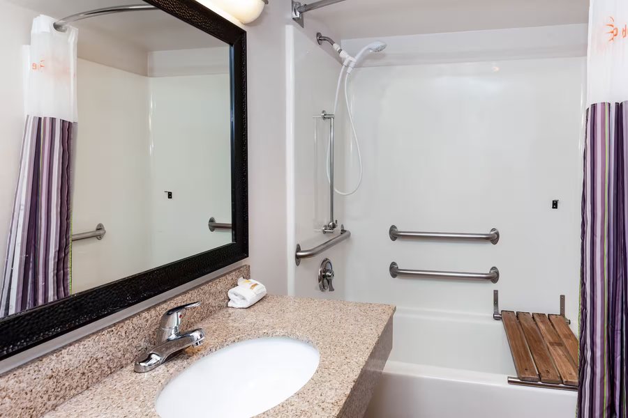Ramada By Wyndham Milwaukee — Bathroom