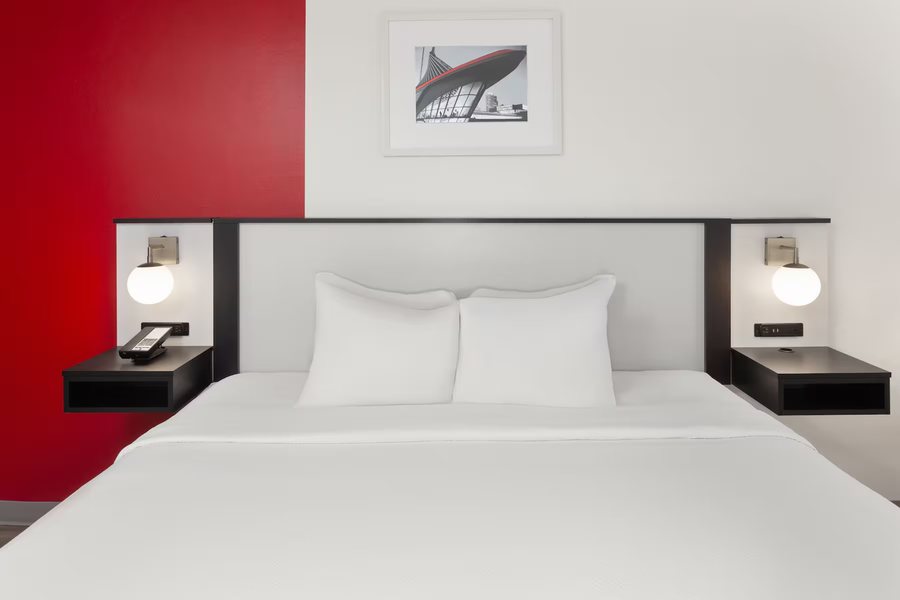 Ramada By Wyndham Milwaukee — Guest room