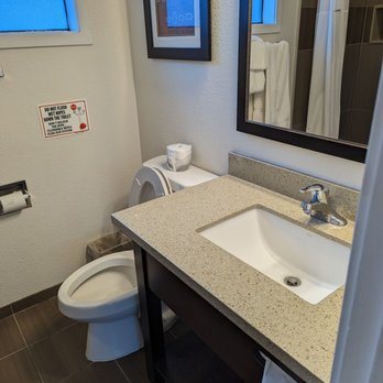 Ramada By Wyndham Monterey — Bathroom