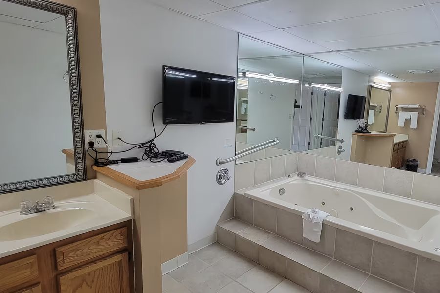 Ramada by Wyndham Mountain Home Mountain Home Arkansas — Bathroom