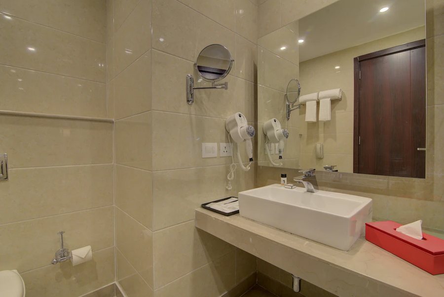 Ramada by Wyndham New Delhi Pitampura — Bathroom