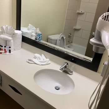 Ramada by Wyndham Newark Wilmington — Bathroom