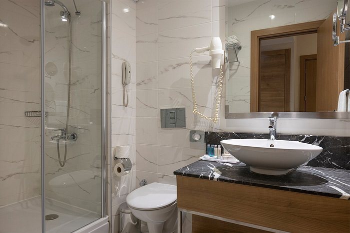 Ramada by Wyndham Nigde — Bathroom