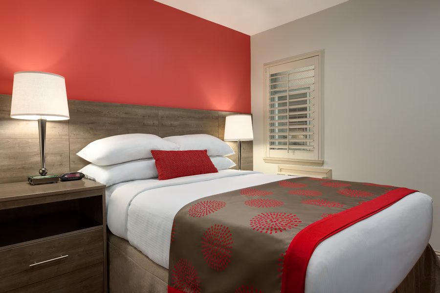 Ramada by Wyndham Oakland Downtown City Center — Guest room