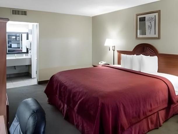 Ramada by Wyndham Odessa Near University of Texas Permian — Guest room