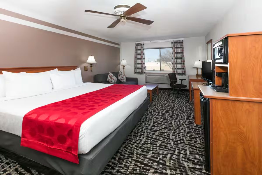 Ramada by Wyndham Oklahoma City Airport North — Guest room