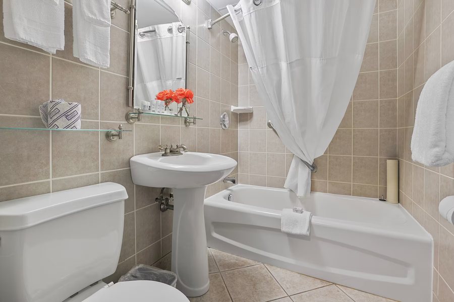 Ramada by Wyndham Ontario — Bathroom