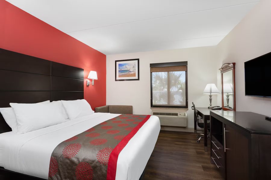 Ramada by Wyndham Panama City Beach — Guest room