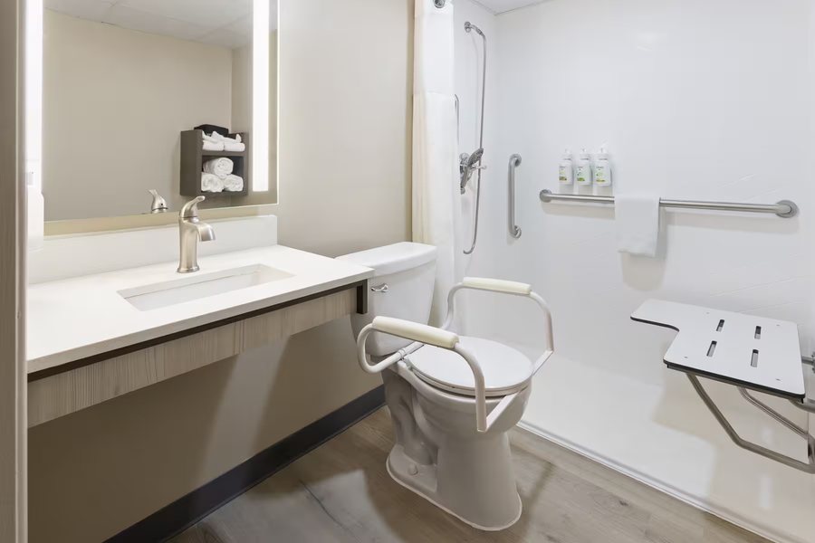 Ramada by Wyndham Parsippany — Bathroom