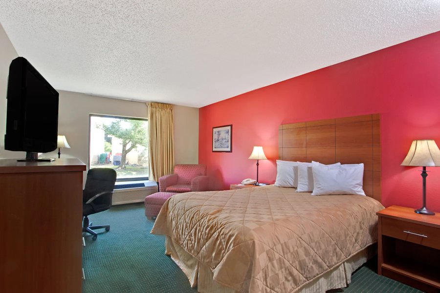 Ramada by Wyndham Pearl Jackson Airport — Guest room