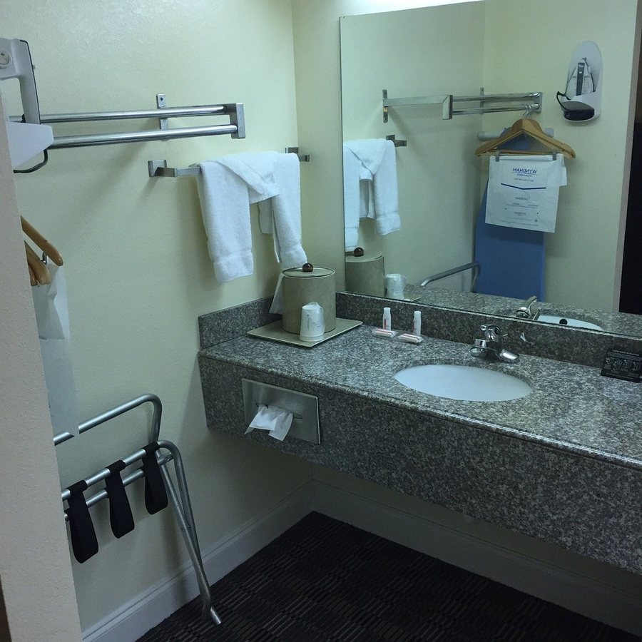 Ramada by Wyndham Pelham — Bathroom