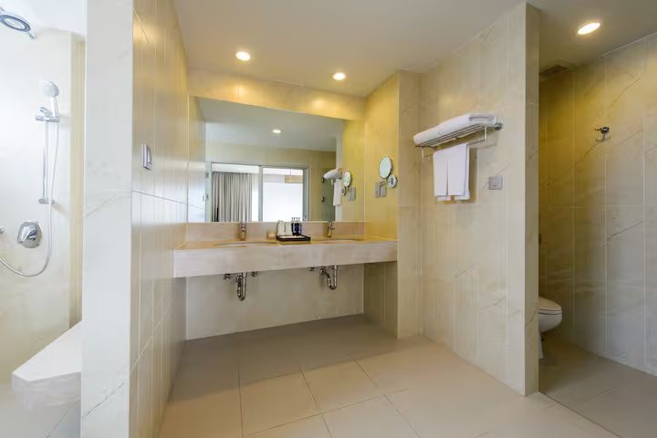 Ramada by Wyndham Phuket Deevana Patong — Bathroom