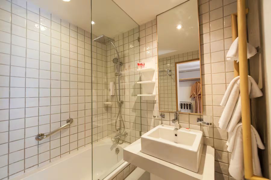 Ramada by Wyndham Phuket Southsea — Bathroom
