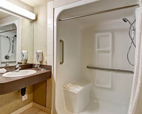 Ramada by Wyndham Ponoka — Bathroom