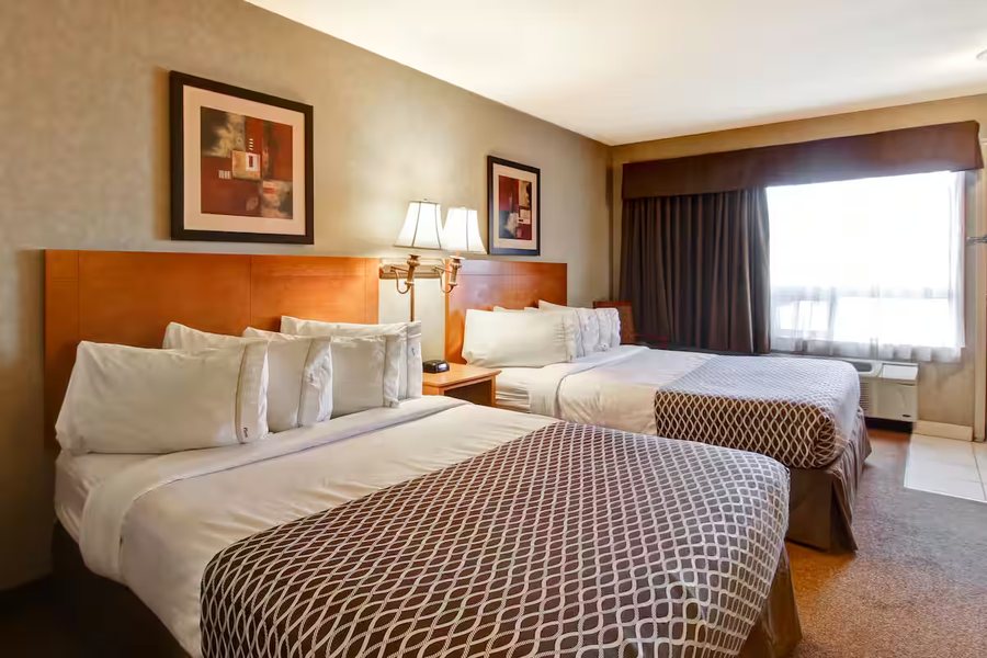 Ramada by Wyndham Ponoka — Guest room