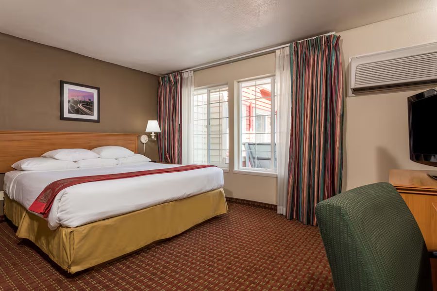 Ramada by Wyndham Portland Airport — Guest room