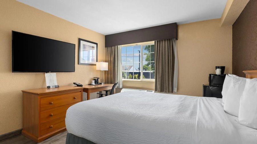 Ramada by Wyndham Portland — Guest room