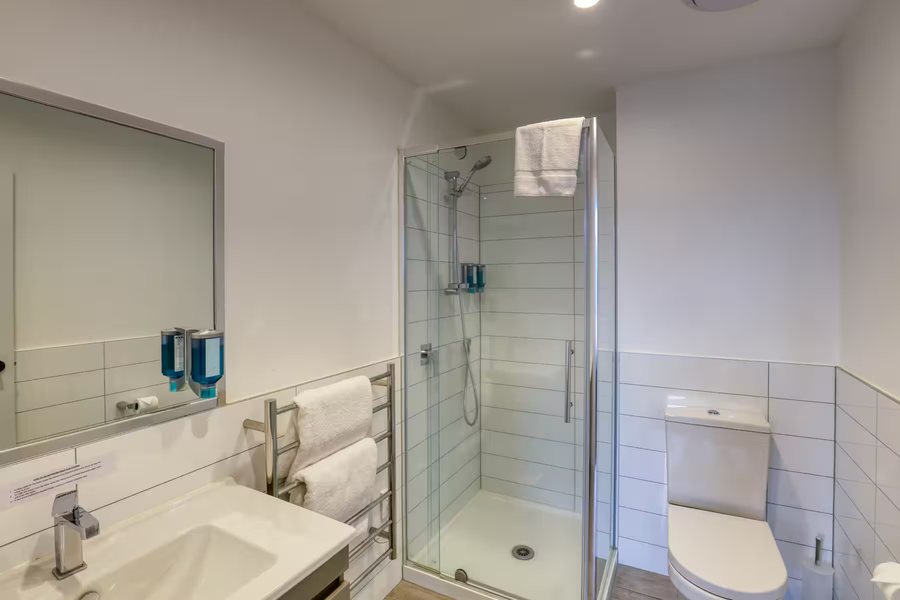 Ramada by Wyndham Queenstown Central — Bathroom