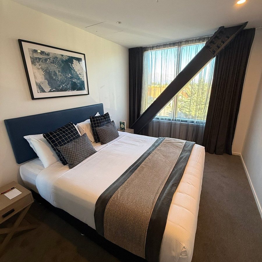 Ramada by Wyndham Queenstown Central — Guest room