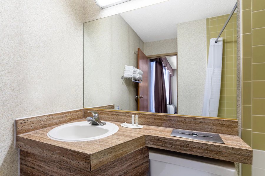 Ramada by Wyndham Reno Hotel and Casino Reno Nevada — Bathroom