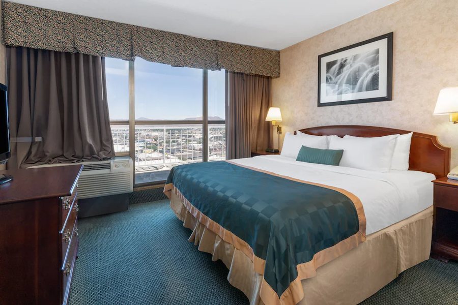 Ramada by Wyndham Reno Hotel and Casino Reno Nevada — Guest room