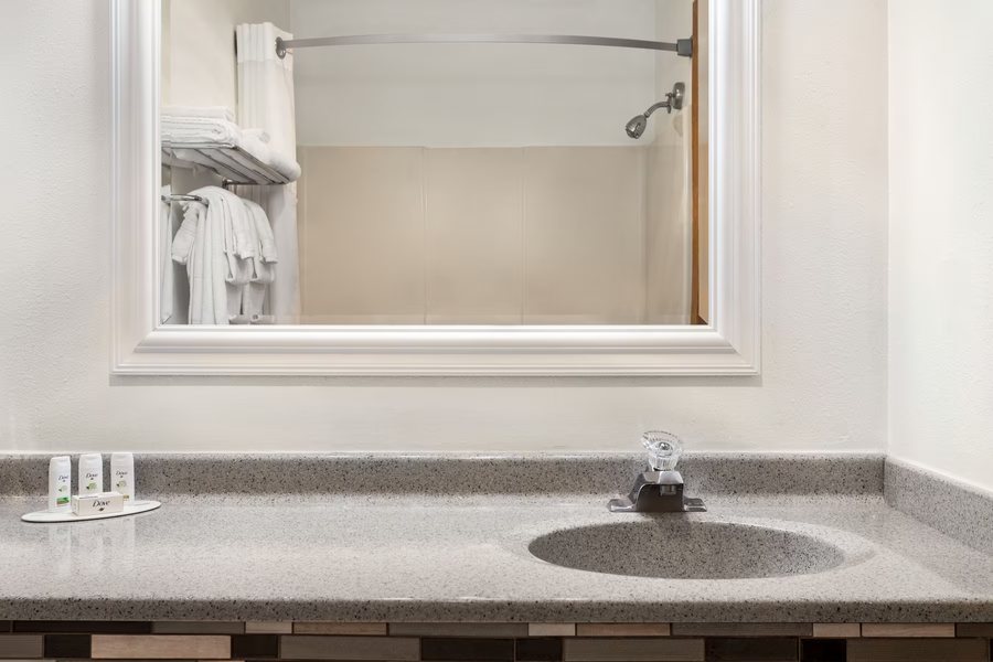 Ramada by Wyndham Richland Center — Bathroom