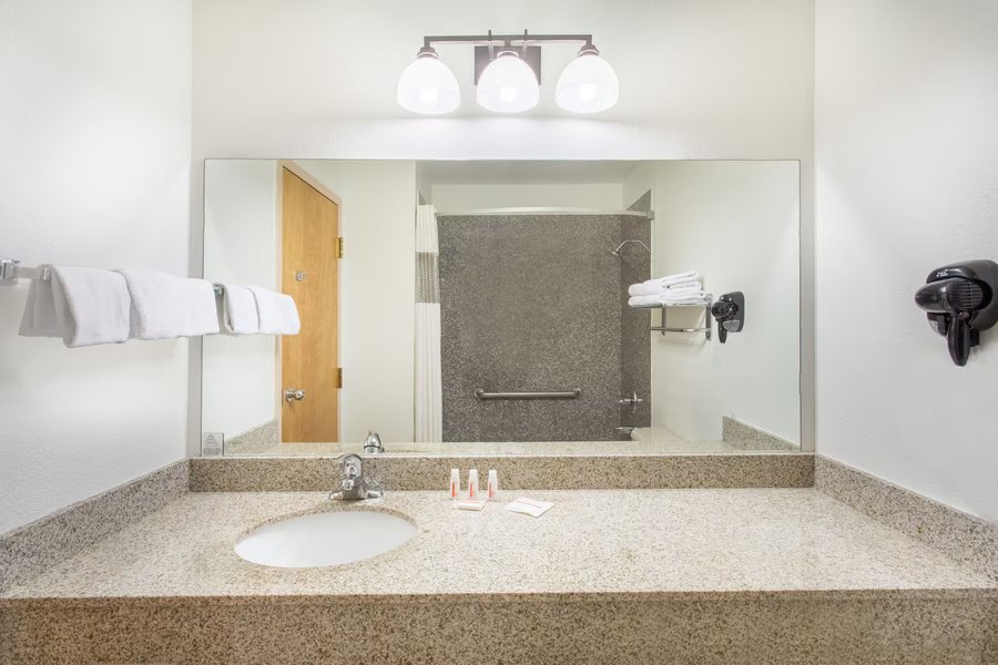 Ramada by Wyndham Salt Lake City — Bathroom