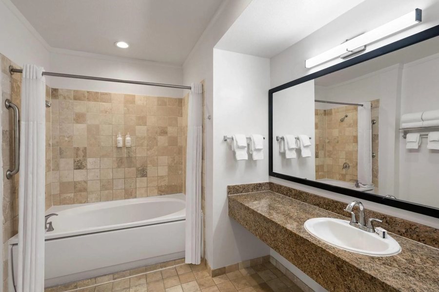Ramada by Wyndham San Diego Sea World Area — Bathroom